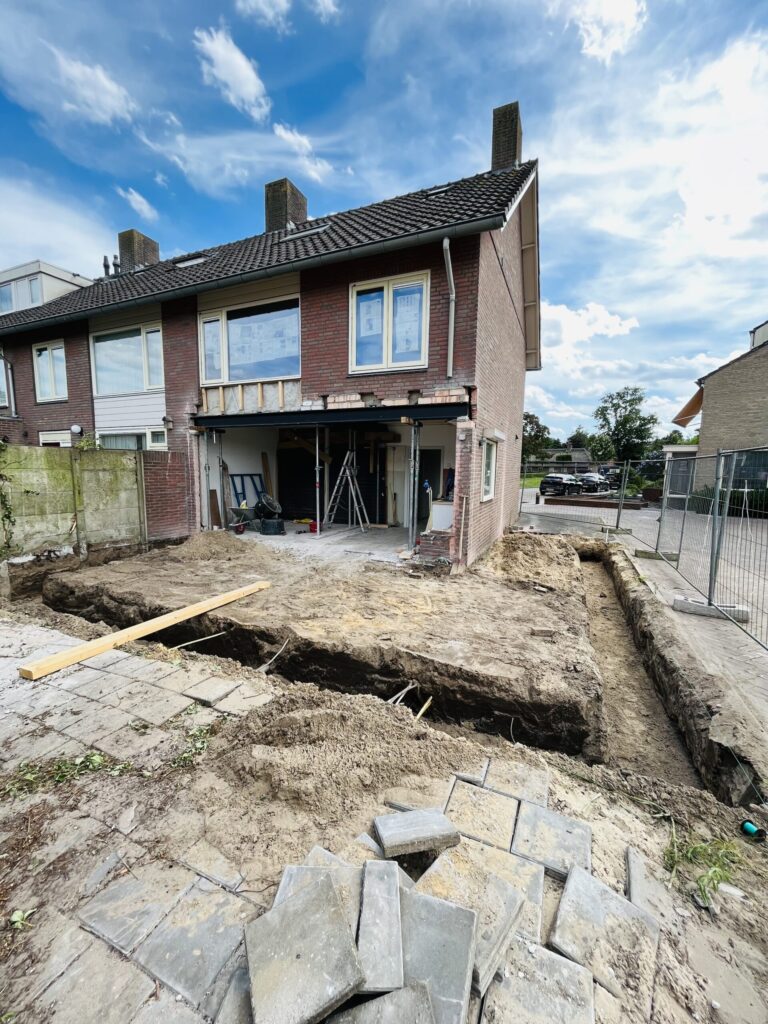 Achtergevel van een rijwoning, opengemaakt voor een uitbouw