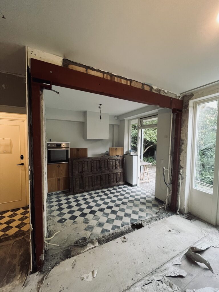 Stalen portaal in de doorbraak tussen woonkamer en keuken
