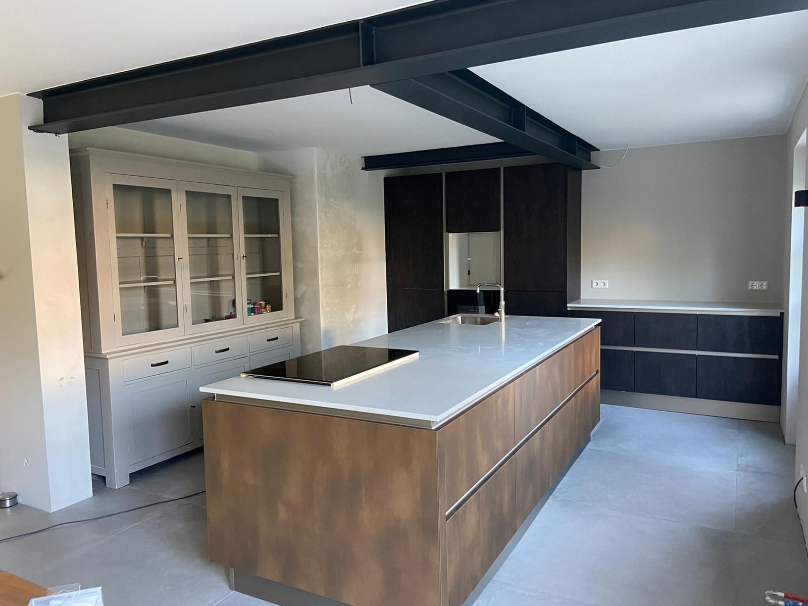 Open keuken onder stalen liggers