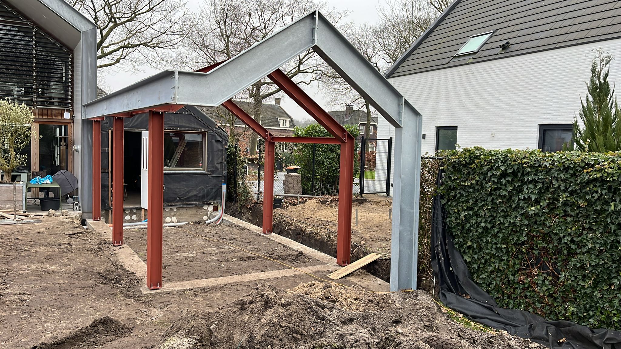Staalconstructie in de tuin