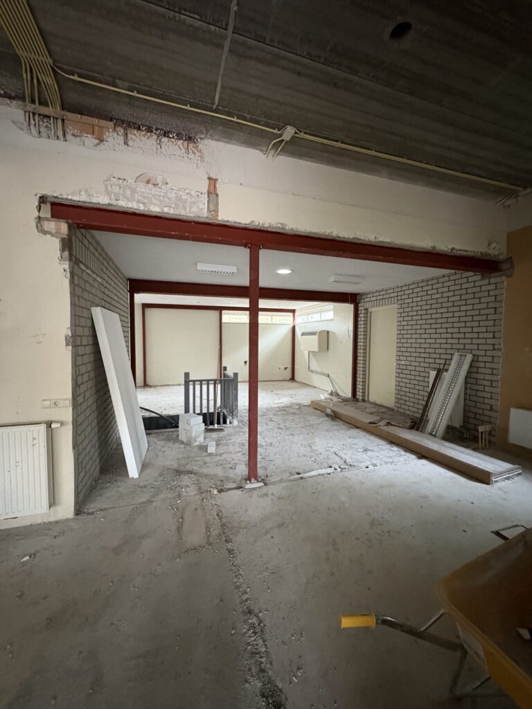 Rood gegrond stalen portaal in een grote, open ruimte